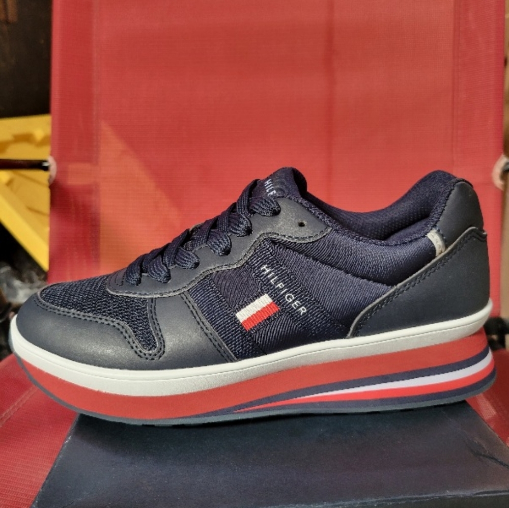 NEW!! TOMMY HILFIGER TENNIS SHOES